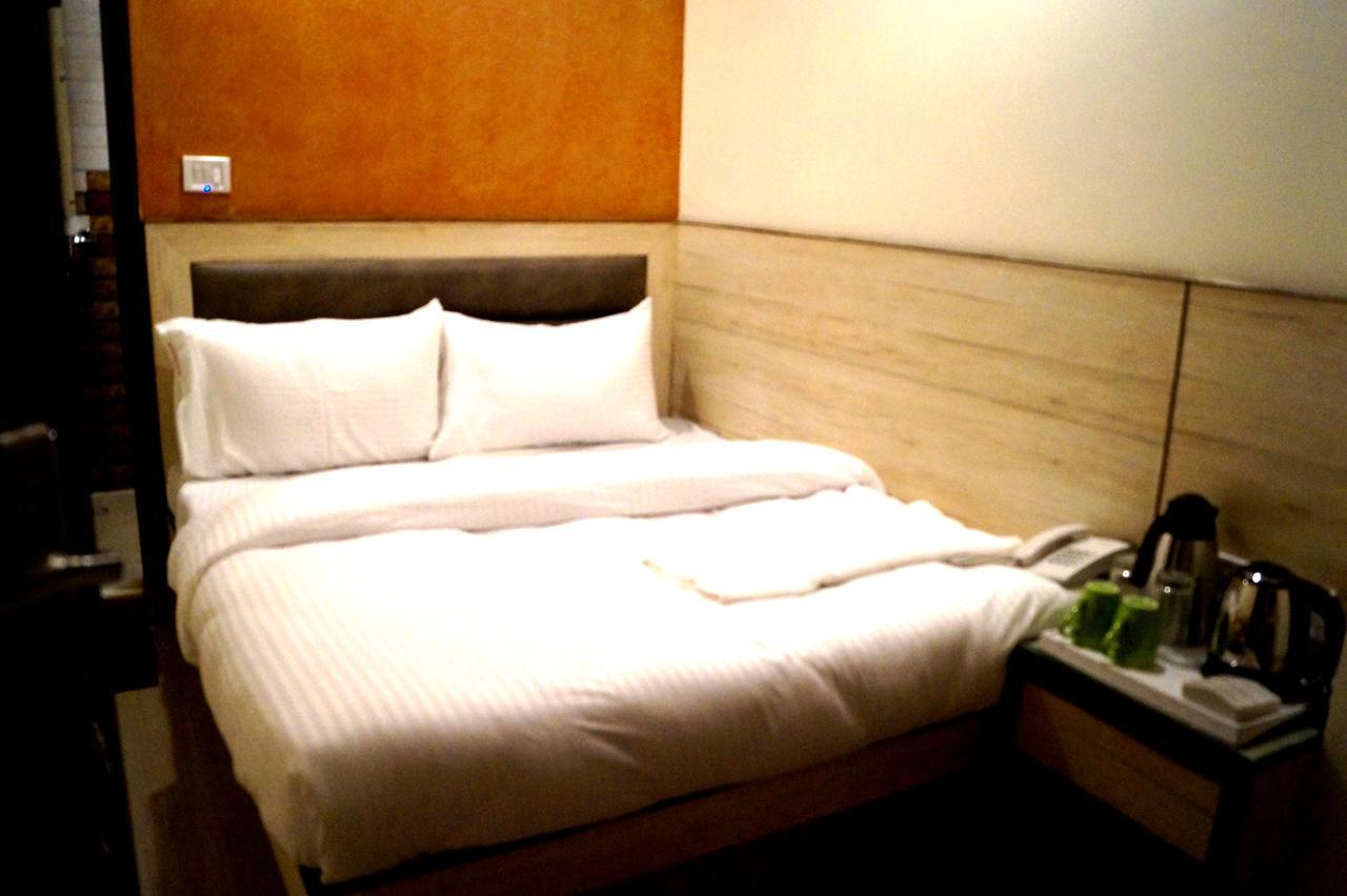 Hotel Optimum Oxford International Nuova Delhi Esterno foto