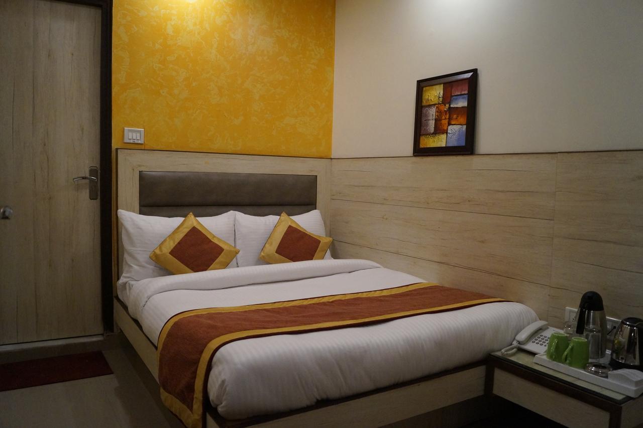 Hotel Optimum Oxford International Nuova Delhi Esterno foto