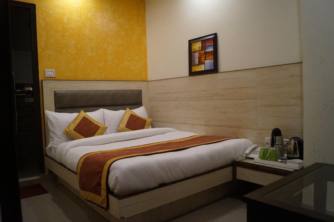 Hotel Optimum Oxford International Nuova Delhi Esterno foto