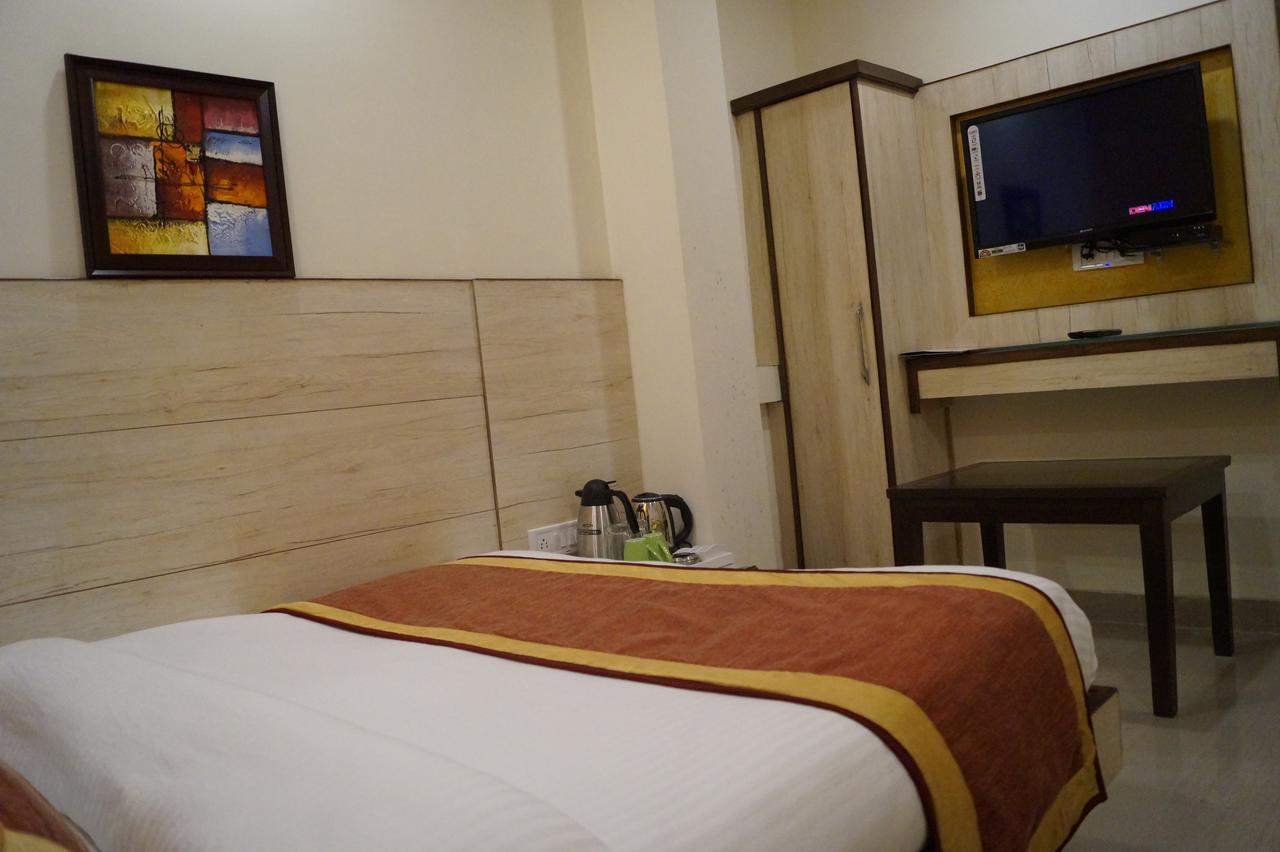 Hotel Optimum Oxford International Nuova Delhi Esterno foto
